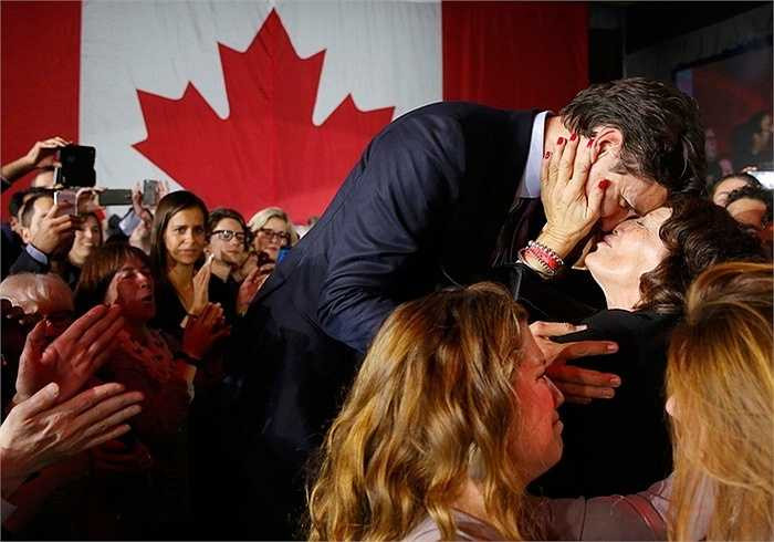 Ông Justin Trudeau ôm chặt lấy mẹ mình