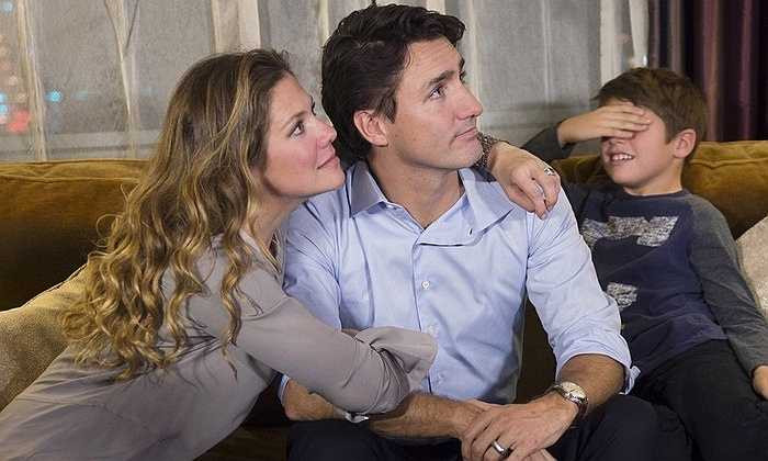 Vợ chồng ông Justin Trudeau cùng con trai đợi kết quả bầu cử