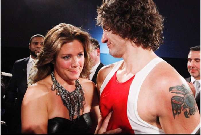 Ông Justin Trudeau chia sẻ niềm vui chiến thắng với vợ sau trận đấu boxing hồi năm 2012