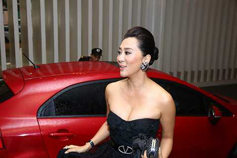 Nguyễn Cao Kỳ Duyên xuất hiện nổi bật với chiếc đầm đen sang trọng, để lộ khoảng vai trần gợi cảm và những đường cong quyến rũ của người phụ nữ.