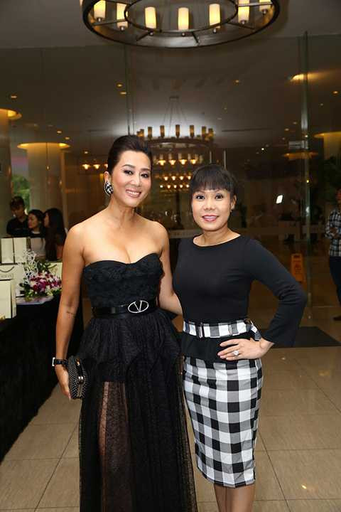 Người đẹp không tuổi vui mừng khi được hội ngộ danh hài Việt Hương trong lần trở về Việt Nam này.