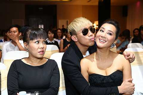 MC Trấn Thành dành những tình cảm đặc biệt cho người chị mà anh quý mến, khiến nữ danh hài Việt Hương đôi chút ganh tị.