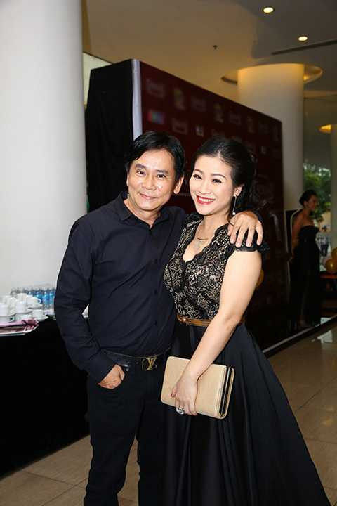 Nghệ sĩ hài Mai Sơn tháp tùng vợ đến dự buổi ra mắt chương trình.