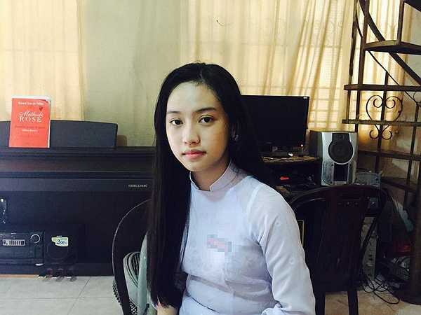 Bức ảnh được cho là chụp tại nhà Phan Thành, tuy nhiên Thúy Vi cho biết đây là khách sạn Phan Thành bảo lãnh thuê cho cô khi cô lên Sài Gòn chơi với anh.