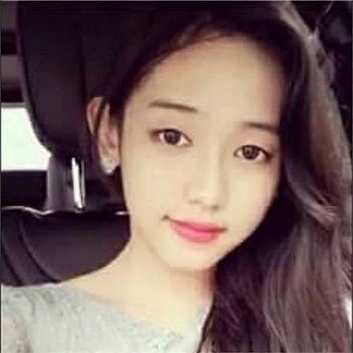 Dù mang tiếng là người thứ ba nhưng dư luận đều thấy Thúy Vi đang thương hơn đáng trách bởi cô còn quá trẻ và dễ bị vật chất cám dỗ để sa vào những mối quan hệ không đúng đắn.