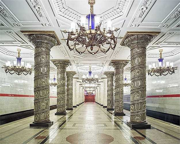 Nhiếp ảnh gia David Burdeny đã ghi lại những hình ảnh tráng lệ bên trong hệ thống tàu điện ngầm Matxcơva (Nga). Hệ thống tàu điện ngầm này được xây dựng từ năm 1935.