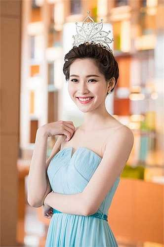 Tuy không sở hữu hình thể quá nóng bỏng nhưng vẻ đẹp tinh khôi, đằm thắm của cô gái Bạc Liêu Đặng Thu Thảo luôn khiến trái tim người khác giới phải rung động. Gần đây, cô cũng liên tục làm mới hình ảnh của mình bằng cách cắt tóc ngắn và ăn mặc trẻ trung, năng động đa phong cách.