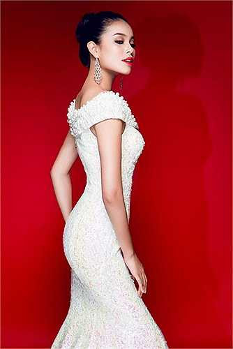 Sở hữu khuôn mặt sang trọng, thân hình gợi cảm, Hoa hậu Hoàn vũ Phạm Hương hiện là gương mặt đắt giá của showbiz. 