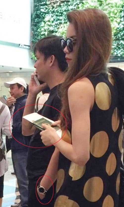 Hình ảnh được cho là của Hồ Ngọc Hà và bạn trai đại gia tại sân bay ở Singapore.