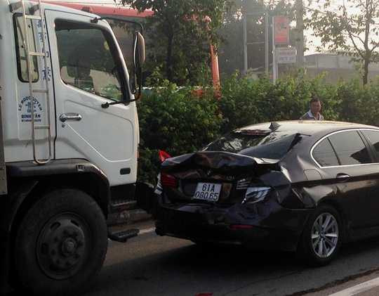 Siêu xe 2 tỷ biến dạng sau khi bị tông liên hoàn