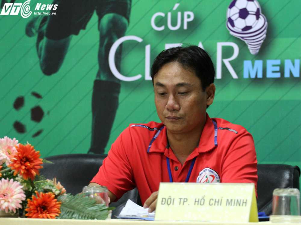 HLV Phùng Thanh Phương của U21 TP.HCM (Ảnh: Hoàng Tùng)