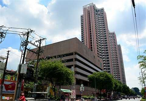  Toàn bộ khu phức hợp này dài khoảng hơn 100 m nằm trên đường Hồng Bàng.