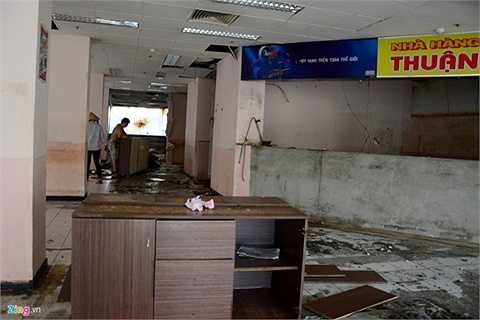  Một số người, trong đó có dân thu gom ve chai, tìm kiếm những gì còn sót lại của nhà hàng vừa mới chuyển đi từ đầu tháng 10/2015.