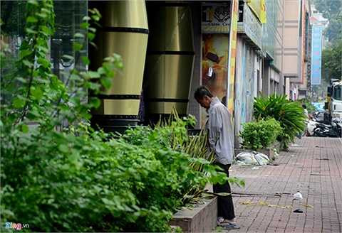  Mặt tiền trên đường Hồng Bàng trở thành 'nhà vệ sinh công cộng'.