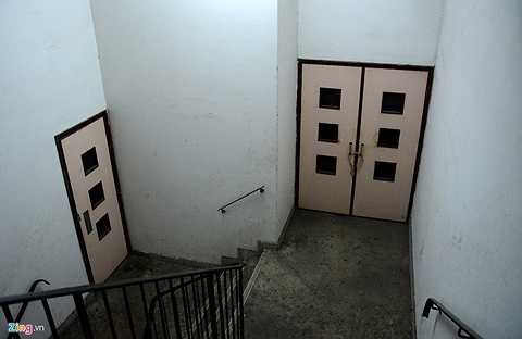  Bên trong, các cánh cửa đã được khoá chặt. Những người không liên quan, hoặc không sống trong toà nhà khó có thể vào được.