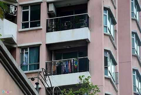  Tháp C được xem là nơi có sự sống còn lại của Thuận Kiều Plaza. Hiện có hơn chục hộ gia đình sinh sống rải rác ở các tầng khác nhau. Một cư dân ở tháp này cho biết, sở dĩ họ vẫn ở vì đã hợp đồng thuê nguyên căn trên 20 năm nên phải chờ chủ mới hóa giá xong thì sẽ chuyển đi. 