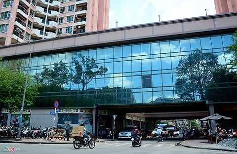  Ở Thuận Kiều Plaza có một con đường chạy xuyên bên dưới tòa nhà. 