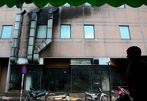 Xung quanh toà nhà, đặc biệt ở phía dọc đường Tân Hưng, là những mảng tường đen bẩn, phía dưới đầy rác.