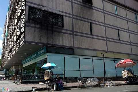  Dấu tích đen nhẻm của bức tường vẫn còn sau vụ cháy khu nhà hàng năm 2009. Kể từ đó, nơi đây ngừng hoạt động và lề đường trở thành địa điểm bán gia cầm. 