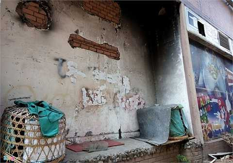  Các bức tường loang lổ, nham nhở, phía dưới trở thành nơi để lồng nhốt gà. 