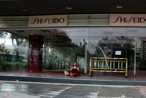  Chủ mới của Thuận Kiều Plaza dự kiến phá dỡ toàn bộ công trình để xây dựng dự án khác. Trong nhiều ngày qua, các quầy hàng, trụ sở công ty, khu giải trí đã tiến hành chuyển hàng hoá, trả lại mặt bằng.