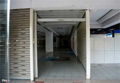  Bên trong khu thương mại chỉ còn lại những gian hàng trống không.