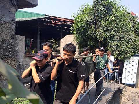 Vận chuyên gấu Popeye ra xe Vận chuyên gấu Popeye ra xe