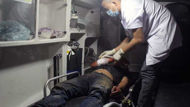 Bác sĩ cấp cứu cho một nam thanh niên tại hiện trường - Ảnh: Doãn Hòa