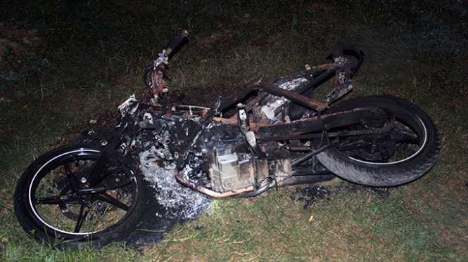 Chiếc xe máy của nhóm thanh niên bị đốt cháy rụi - Ảnh: Doãn Hòa