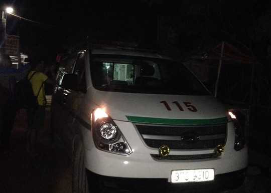 Xe cứu thương có mặt tại hiện trường để đưa các nạn nhân đi cấp cứu - Ảnh: Bình Văn