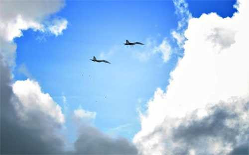 Máy bay tiêm kích Su-30 của Sư đoàn 370 (Quân chủng Phòng không – Không quân) thực hành ném bom trong diễn tập.