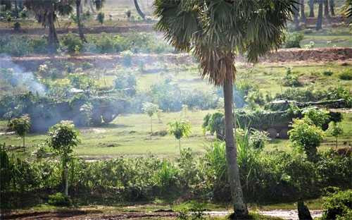 Xe tăng của Lữ đoàn Tăng - Thiết giáp 416 (Quân khu 9) dẫn bộ binh tấn công địch.