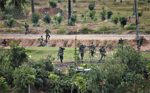 Các đơn vị bộ binh xung phong vượt cửa mở.