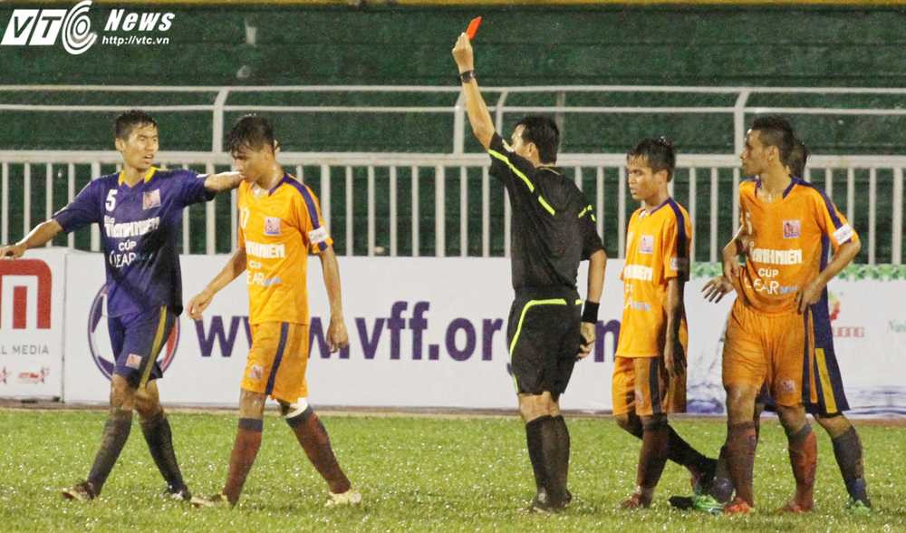 Hồ Ngọc Thắng nhận thẻ đỏ rời sân vì lỗi đánh nguội (Ảnh: Hoàng Tùng)