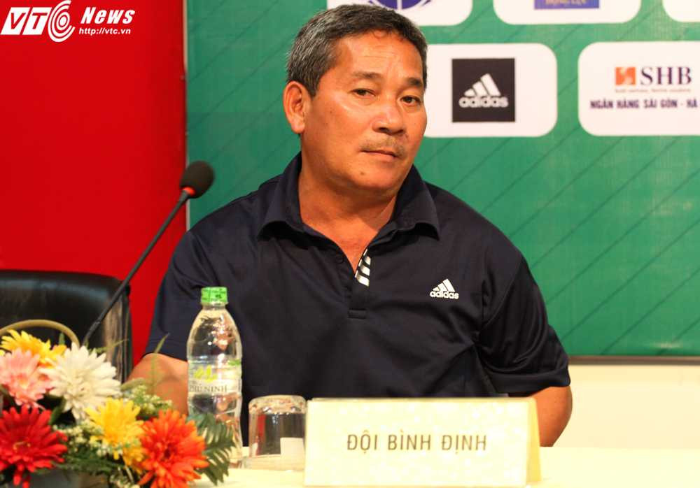 HLV Phan Tôn Quyền của U21 Bình Định (Ành: Hoàng Tùng)
