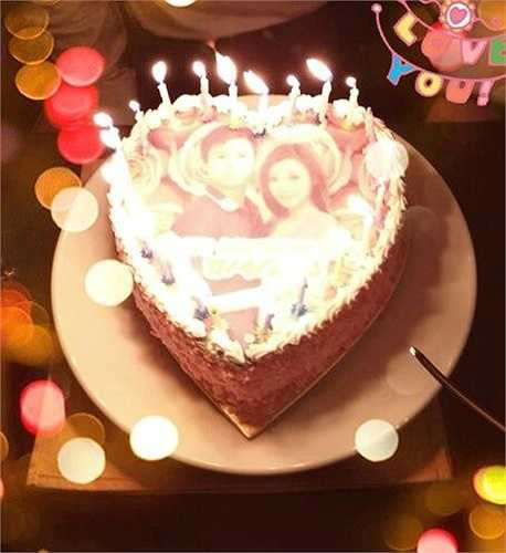 Ngày 17/4/2013, Midu lần đầu công khai chuyện tình cảm với Phan Thành trên cá nhân khi gửi lời chúc ngọt ngào tới bạn trai, kèm hình ảnh bánh sinh nhật in hình hai người. 