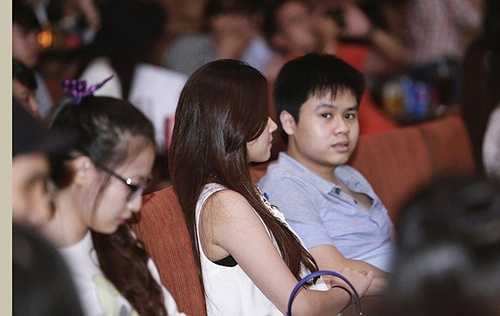 Sau đó, Midu ít xuất hiện ở các sự kiện giải trí. Cô chia sẻ 'muốn tạm rời xa showbiz để được bình yên và tập trung vào công việc kinh doanh'. Tháng 8/2014, Midu và Phan Thành tay trong tay đi xem một đêm nhạc. Thời điểm này, tin đồn cặp đôi chuẩn bị lên xe hoa xuất hiện