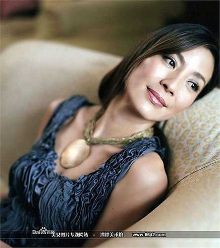 Ở tuổi 53, Dương Tử Quỳnh vẫn khiến các đàn em phải ngưỡng mộ khi vẫn xuất hiện trong Ngọa hổ tàng long 2 với các màn võ thuật đẹp mắt. (Nguồn: Dân Việt)