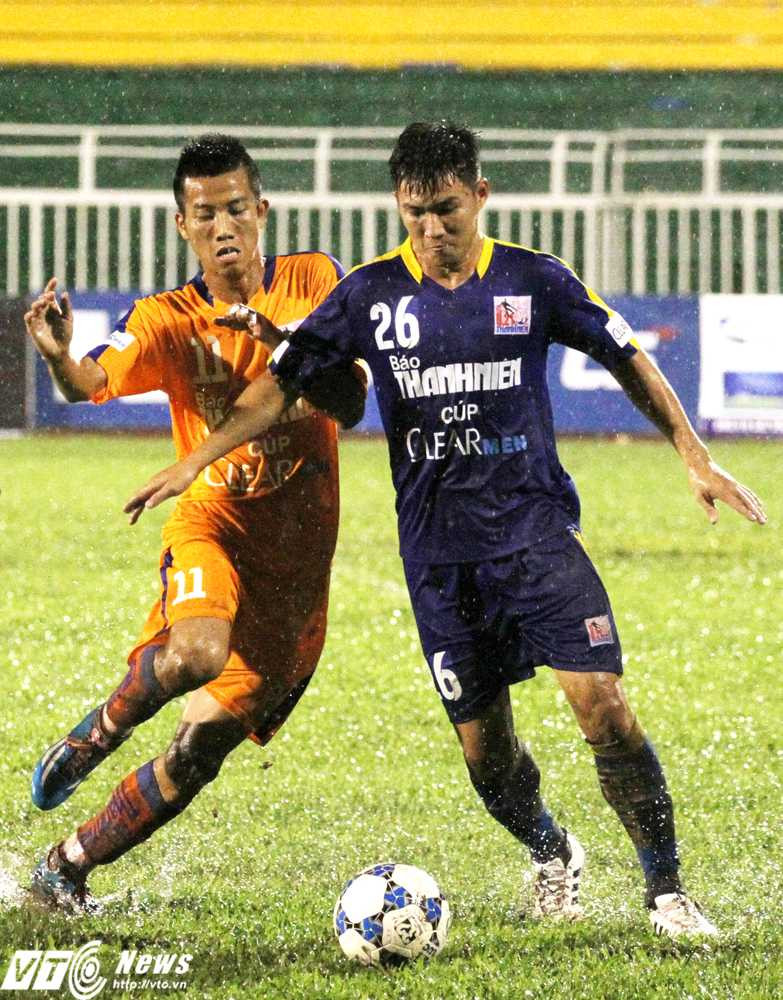 U21 SHB.Đà Nẵng 'thủy chiến' quyết liệt với U21 Sanatech Khánh Hòa (Ảnh: Hoàng Tùng)