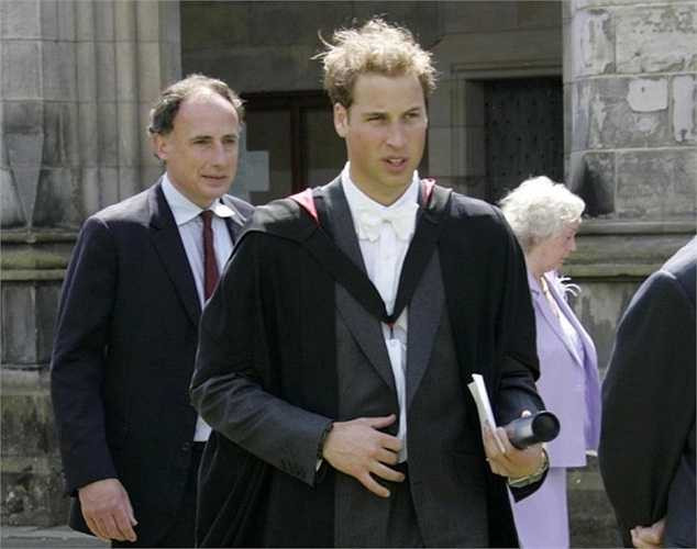 6. Năm 2001, hoàng tử William bắt đầu theo học tại đại học St. Andrew, Scotland sau chuyến đi đến Belize, Chile và nhiều quốc gia châu Phi để giúp đỡ những người dân khó khăn. Hoàng tử tốt nghiệp sau đó 4 năm với tấm bằng Thạc sĩ Nghệ thuật của Scotland và trở thành người kế vị có bằng cấp nhất.