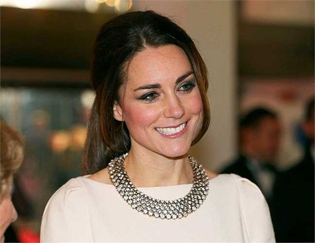 5. William không phải là niềm tự hào duy nhất của gia đình khi phu nhân, công nương Kate Middleton cũng từng theo học ngành Lịch sử Nghệ thuật của đại học St. Andrew, ngôi trường nơi Kate và William gặp nhau. Điều này biến cô trở thành cô dâu Hoàng gia đầu tiên có bằng đại học.