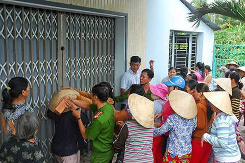 Công an đã ngăn cản các con hụi đập phá tài sản của nhà bà Tư - Ảnh: Hoài Thương Công an đã ngăn cản các con hụi đập phá tài sản của nhà bà Tư - Ảnh: Hoài Thương