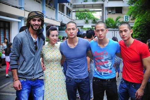 'Trai đẹp' Omar, ba anh em họ Lưu và MC Huyền Ny trong chuyến đi thiện nguyện ở TP.HCM hồi tháng 9.2013