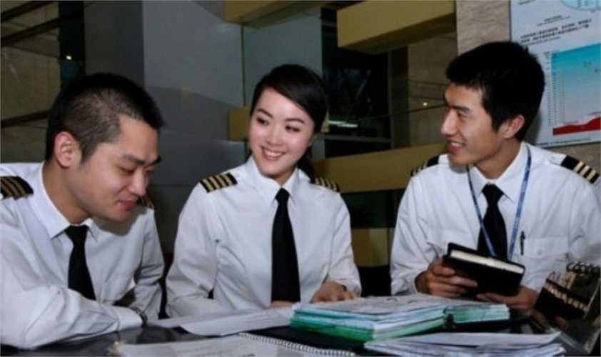 Wang đã ghi danh vào ngành phi công khi đang là một cô sinh viên năm hai của chuyên ngành khoa học và công nghệ thông tin điện tử tại Đại học Hàng không dân dụng Trung Quốc.