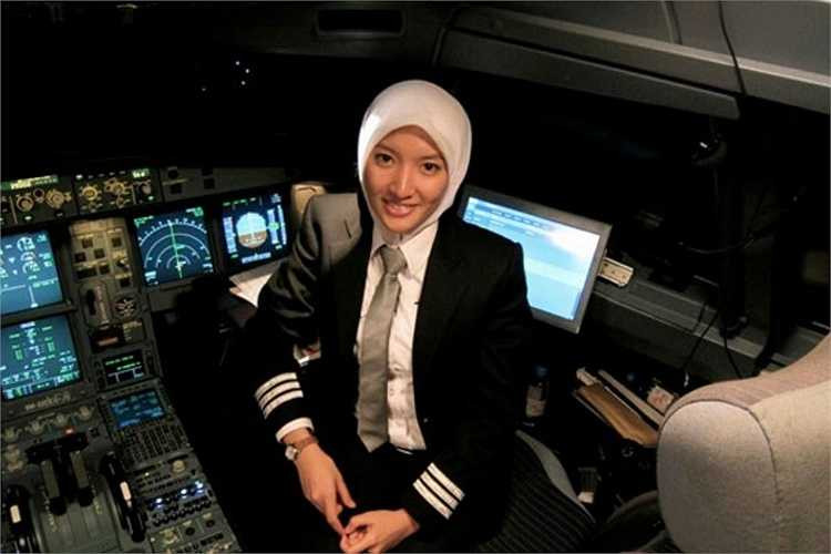 Nur Moana Ishak – một trong những nữ phi công thương mại đầu tiên của Malaysia. Cô làm việc cho hãng hàng không AirAsia.