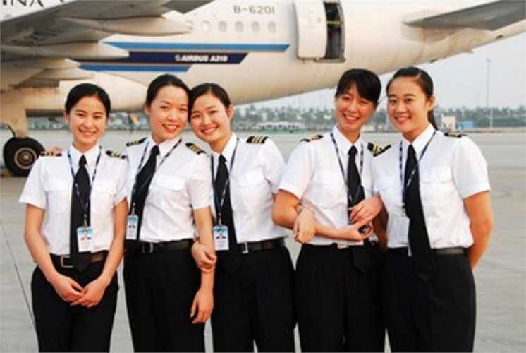 Năm phi công nữ của Trung Quốc chụp ảnh tại một sân bay ở Quảng Châu, tỉnh Quảng Đông, phía nam của Trung Quốc, ngày 13/11/2007.