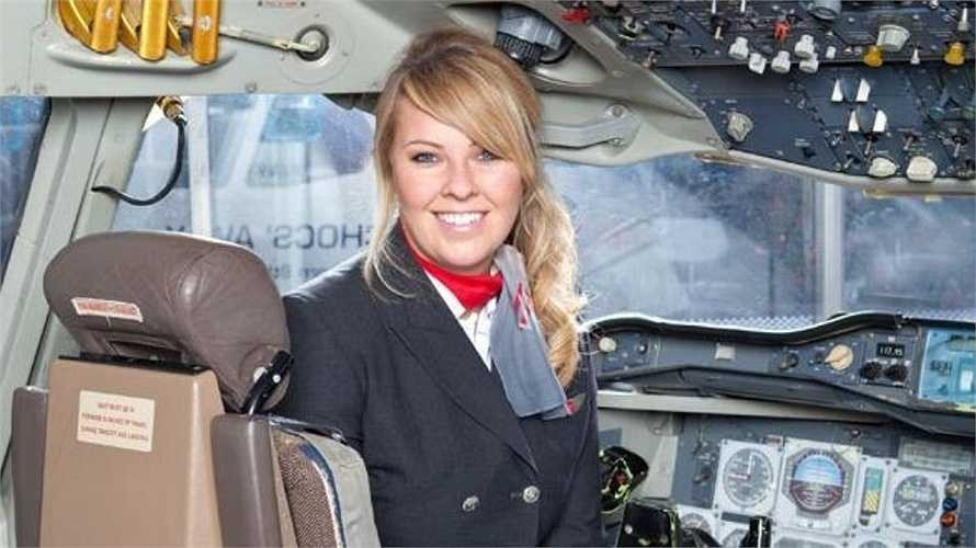 Adelle Roberts (35 tuổi) là nữ phi công của hãng hàng không Virgin Atlantic (Anh). Nur Moana Ishak – một trong những nữ phi công thương mại đầu tiên của Malaysia. Cô làm việc cho hãng hàng không AirAsia.