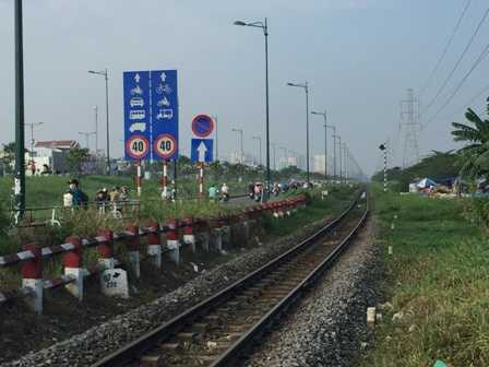 Ngồi chơi cùng bạn trên đường sắt, nam thanh niên bị tàu tông chết