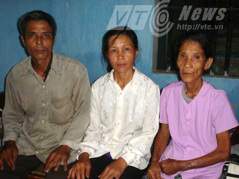 Bà Mùi và vợ chồng người con trai cả Bà Mùi và vợ chồng người con trai cả