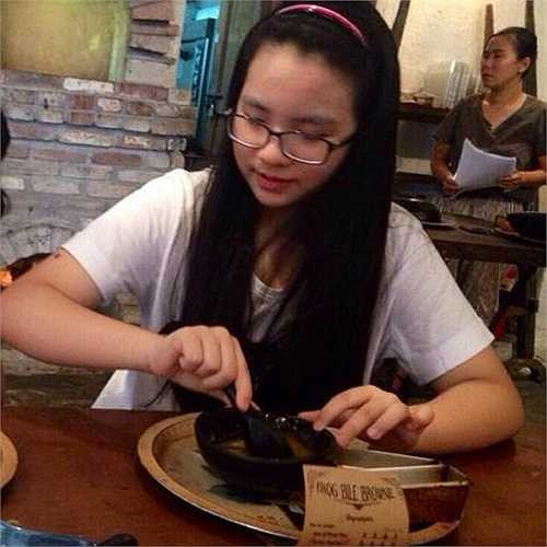 Cũng theo chia sẻ của Hiền Thục, cô bé rất đam mê piano và hội họa. (Nguồn: Dân Việt)